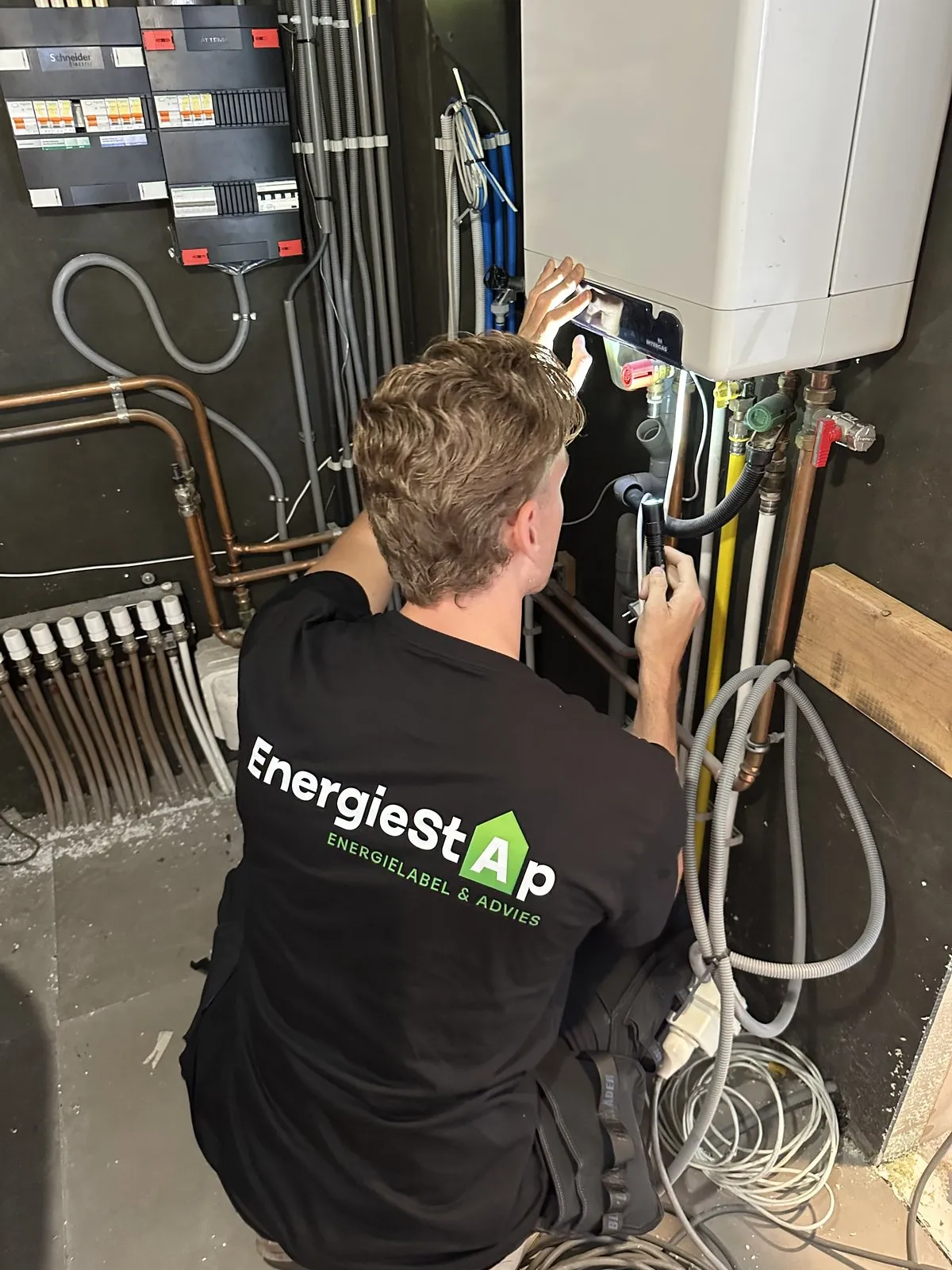 Joost van EnergieStap neemt de cv-installatie en meterkast op