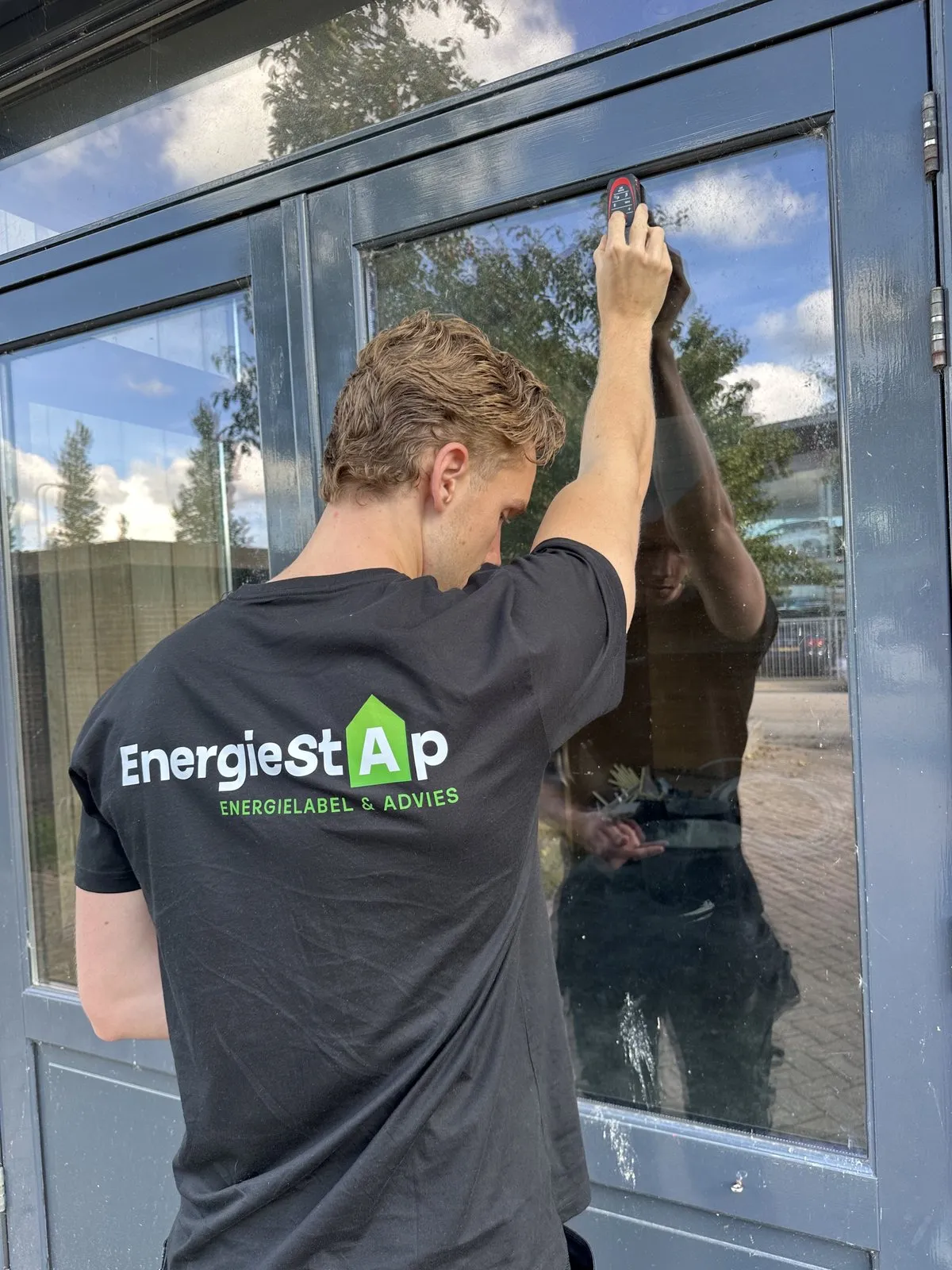 Joost van EnergieStap meet de beglazing van een pand